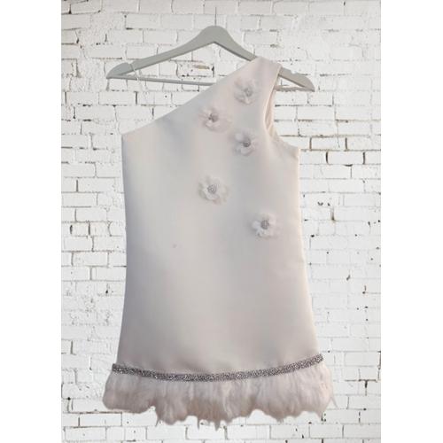 BEYAZ TEK OMUZ ÇİÇEK DETAYLI TÜYLÜ ELBİSE