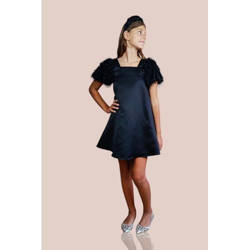 KIZ ÇOCUK SİYAH KOLLARI SAÇAKLI SATEN ABİYE ELBİSE